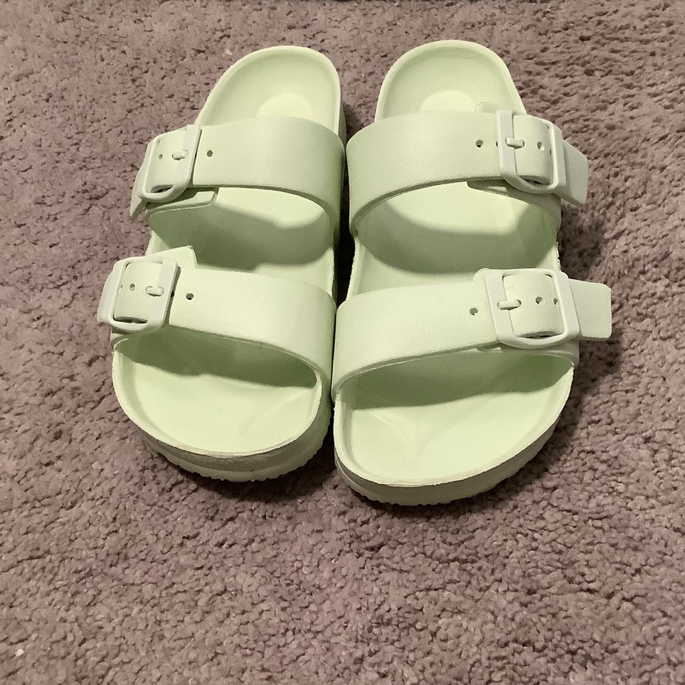 Size 7 semi-worn adjustable strap sandle
